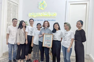 Hoàng Nhật Minh (bìa trái) hiện đang làm việc tại Saigon Children’s