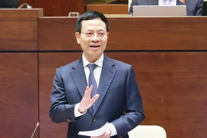 Bộ trưởng Bộ TT-TT Nguyễn Mạnh Hùng trả lời chất vấn