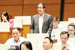 Bộ trưởng Bộ GD-ĐT Nguyễn Kim Sơn trả lời chất vấn tại kỳ họp Quốc hội, ngày 4-11. Ảnh: QUANG PHÚC