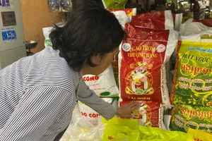 Gạo Lài thơm Campuchia bán tại thị trường Việt Nam khoảng 25.000 đồng/kg. Ảnh: TNO