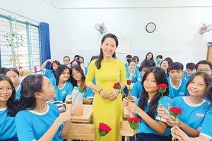 Cô Lê Hà Nguyên Phương, Tổ trưởng Tổ Ngoại ngữ, Trường THCS Ngô Tất Tố (quận Phú Nhuận) là một trong 50 nhà giáo được nhận Giải thưởng Võ Trường Toản năm 2022