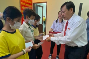Ông Nguyễn Bửu Phúc, Phó Giám đốc Agribank - Chi nhánh Gia Định trao học bổng cho các em học sinh 