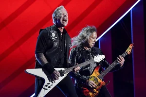 James Hetfield và Kirk Hammett của Metallica diễn tại New York hôm 24-9