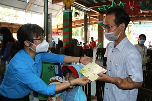 Chủ tịch LĐLĐ TPHCM Trần Thị Diệu Thúy tặng quà người lao động khó khăn