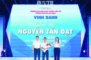 Sinh viên Nguyễn Tấn Đạt được tuyên dương trong chương trình vì đoạt giải nhất Loa Thành