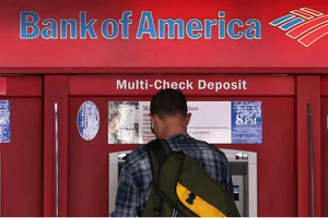 Rút tiền tại một ngân hàng ở Mỹ