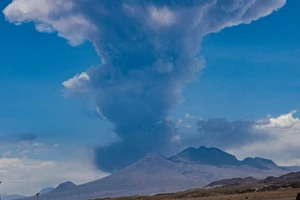 Cột khói của núi lửa Lascar nhìn từ xa. Ảnh: AP