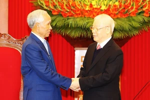 Tổng Bí thư Nguyễn Phú Trọng tiếp đồng chí Khamphan Pheuyavong vào ngày 13-12. Ảnh: TTXVN