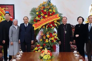 Chủ tịch nước Nguyễn Xuân Phúc chúc mừng Tổng Giám mục Tổng giáo phận Hà Nội, Phó Chủ tịch Hội đồng Giám mục Việt Nam Giuse Vũ Văn Thiên. Ảnh: QUẾ SƠN