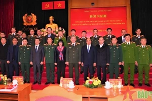 Chủ tịch nước Nguyễn Xuân Phúc với các đại biểu dự Hội nghị. Ảnh: QĐND