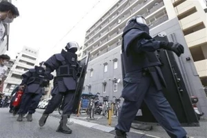 Cảnh sát điều tra tại hiện trường vụ nổ súng vào cựu Thủ tướng Abe Shinzo tại Nara, Nhật Bản, ngày 8-7-2022. Ảnh: Kyodo/TTXVN