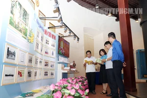 Các đại biểu tham quan triển lãm “Không gian văn hóa Hồ Chí Minh” tại Phòng truyền thống ngành cấp nước TPHCM. Ảnh: MT&ĐT