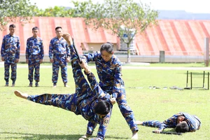  Đại úy Phạm Thị Hà luyện võ đối kháng cùng các chiến sĩ. Ảnh: QUANG PHÚC