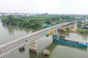Cầu Bạch Đằng bắc qua sông Đồng Nai xóa bỏ cách trở về giao thông với xã cù lao