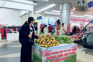 Người dân mua sắm tại siêu thị Co.opmart Hải Phòng