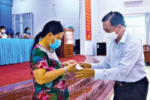 Ông Trần Văn Lâu, Chủ tịch UBND tỉnh, Chủ tịch Hội đồng Giám sát XSKT Sóc Trăng trao hỗ trợ cho người bán vé số dạo