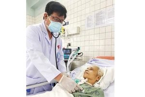 Bác sĩ CKII Ngô Thế Hoàng, Trưởng khoa Nội hô hấp, Bệnh viện Thống Nhất, thăm khám bệnh nhân