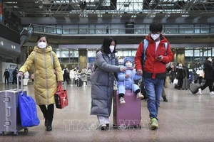 Hành khách tại nhà ga ở Bắc Kinh, Trung Quốc, ngày 7-1-2023. Ảnh: THX/TTXVN