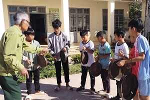 Lớp học cồng chiêng của Trường THCS Bán trú dân tộc thiểu số Tu Mơ Rông do nghệ nhân A Khênh trực tiếp dạy