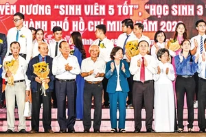 Phó Bí thư Thành ủy TPHCM Nguyễn Văn Hiếu cùng các đồng chí nguyên lãnh đạo Nhà nước, nguyên lãnh đạo TPHCM và các đại biểu tại chương trình. Ảnh: QUỐC THANH 