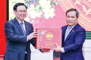 Chủ tịch Quốc hội Vương Đình Huệ tặng quà tết cho Ban Thường vụ Tỉnh ủy Quảng Bình. Ảnh: TTXVN
