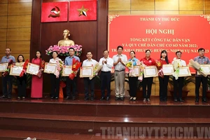 Đồng chí Nguyễn Hữu Hiệp tặng giấy khen cho các tập thể. Ảnh: hcmcpv