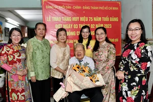 Chủ tịch HĐND TPHCM Nguyễn Thị Lệ cùng các đồng chí lãnh đạo Đảng ủy Khối Dân - Chính - Đảng, Hội Điện ảnh, gia đình chúc mừng đồng chí Dương Linh nhận huy hiệu 75 năm tuổi Đảng. Ảnh: VIỆT DŨNG
