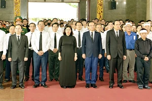 Lãnh đạo TPHCM và người dân đến viếng đồng chí Nguyễn Thọ Chân. Ảnh: CAO THĂNG