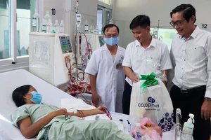 Đại diện BIDV thăm và tặng quà cho bệnh nhân tại Bệnh viện Nhà Bè. Ảnh: VIỆT NGA