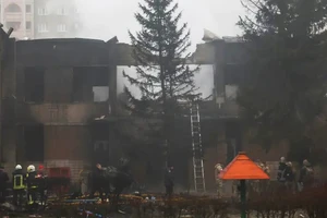 Hiện trường chiếc trực thăng rơi xuống các tòa nhà tại thị trấn Brovary, ngoại ô Kiev, Ukraine, ngày 18-1. Ảnh: REUTERS