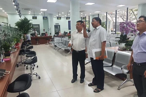 Giám đốc Sở TN-MT TPHCM Nguyễn Toàn Thắng (trái) kiểm tra tại CN TP Thủ Đức