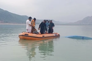 Lực lượng cứu hộ vớt các thi thể nạn nhân trên hồ Tanda Dam. Nguồn: dawn.com
