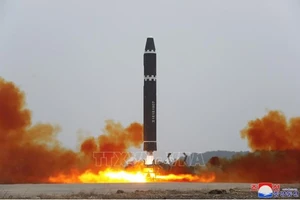 Tên lửa đạn đạo liên lục địa của Triều Tiên được phóng thử tại sân bay quốc tế Bình Nhưỡng ngày 18-2. Ảnh: KCNA/TTXVN