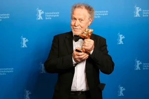 Nicolas Philibert nhận giải Gấu vàng Phim hay nhất cho On the Adamant tại LHP quốc tế Berlin 2023. Ảnh: REUTERS