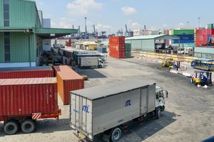 Hàng hóa xuất nhập vào kho cảng Cát Lái (TPHCM). Ảnh: HOÀNG HÙNG