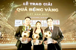 Hồ Văn Ý, Huỳnh Như, Nguyễn Văn Quyết là chủ nhân Quả bóng vàng futsal, Quả bóng vàng nữ, Quả bóng vàng nam năm 2022. Ảnh: DŨNG PHƯƠNG