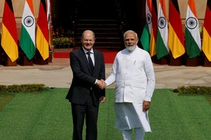 Thủ tướng Ấn Độ Narendra Modi (bên phải) và người đồng cấp Đức Olaf Scholz tại lễ đón ở New Delhi ngày 25-2. Ảnh: REUTERS 
