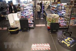 Người dân mua hàng tại một siêu thị ở Berlin, Đức. Ảnh: TTXVN