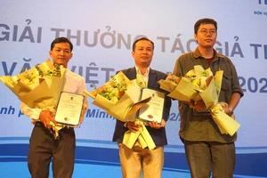 Lê Vũ Trường Giang (giữa) cùng hai tác giả tại lễ trao giải Tác giả trẻ năm 2022 của Hội Nhà văn Việt Nam