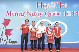 Ông Ni Chih Hao - Tổng Giám đốc Công ty Vedan Việt Nam (áo trắng) trao thưởng cho đội đoạt giải nhất hội thi “Bữa cơm gia đình”