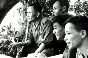 Tướng Chu Huy Mân (bìa trái) tại đài quan sát chiến dịch F2 tháng 6-1972. Ảnh: Tư liệu