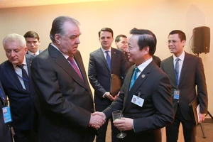 Phó Thủ tướng Trần Hồng Hà trao đổi với Tổng thống Tajikistan Emomali Rahmon. Ảnh: VGP/Minh Khôi