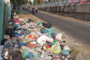 Vô số bịch rác, xà bần lớn nhỏ nằm ngổn ngang trên đường bên hông cầu Him Lam