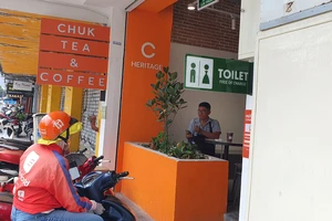 Một quán cà phê cho phép du khách đi vệ sinh miễn phí trên đường Lê Lợi, quận 1, TPHCM. Ảnh: ĐOÀN HIỆP