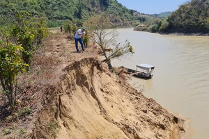 Đất sản xuất của người dân tại xã Yang Tao (huyện Lắk) bị sạt lở xuống sông