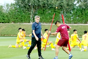 HLV Troussier cùng các học trò trên sân tập chuẩn bị cho trận đấu với U23 Kyrgyzstan. Ảnh: THANH QUỐC