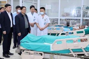 Thủ tướng Phạm Minh Chính thăm bệnh nhân đang điều trị tại Bệnh viện Đa khoa tỉnh Điện Biên trong chương trình công tác tại tỉnh Điện Biên. Ảnh: VIẾT CHUNG