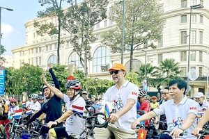 Chủ tịch Hội Hữu nghị Việt Nam - Hà Lan TPHCM Trần Trọng Dũng (thứ 2 từ trái sang) và Tổng Lãnh sự Hà Lan tại TPHCM Daniel Stork dẫn đầu đội hình đạp xe. Ảnh: THANH HẰNG