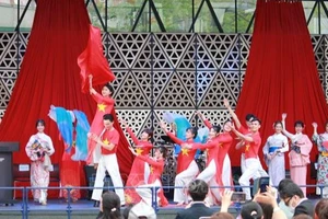 Một tiết mục văn nghệ do các bạn trẻ Việt Nam và Nhật Bản biểu diễn tại lễ hội. Ảnh: TTXVN
