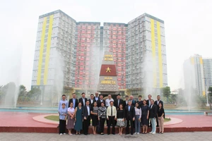 Đoàn làm việc của ĐH Công nghệ Nanyang tham quan Ký túc xá ĐHQG-HCM. Ảnh: Ban ĐN&PTDA ĐHQG-HCM